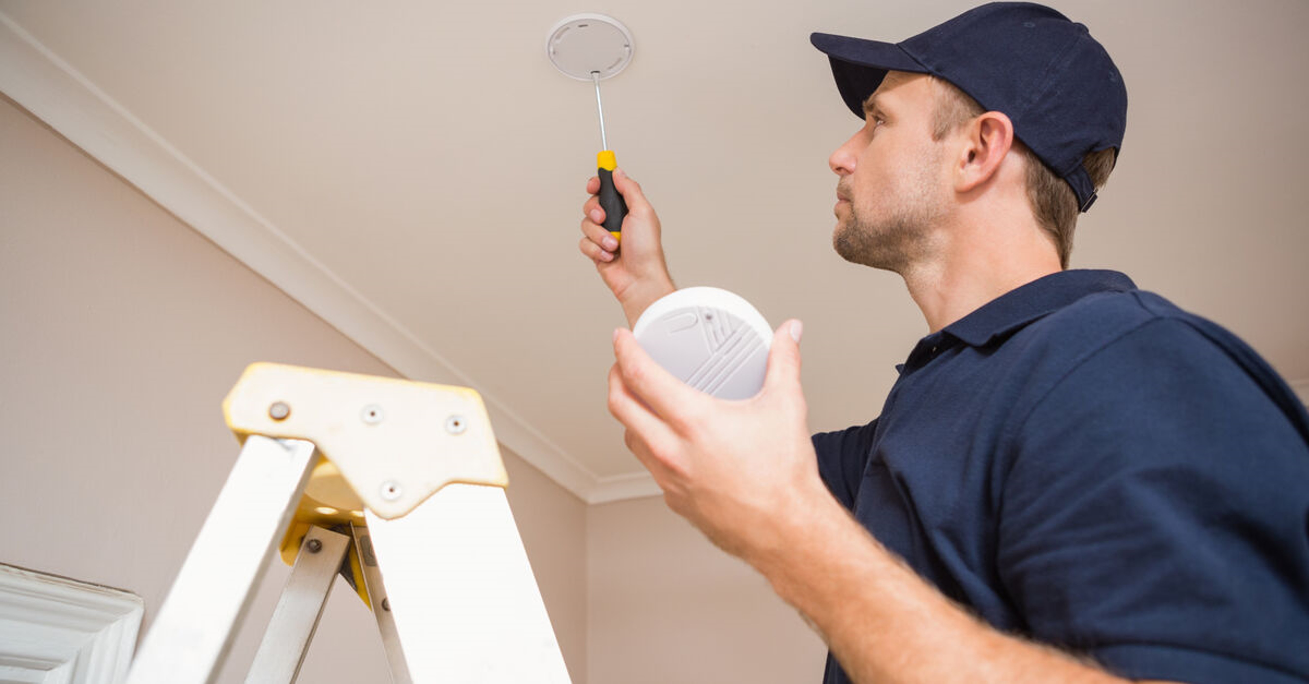 tradesperson-fitting-smoke-alarm