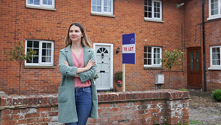 woman-outside-house-with-to-let-sign
