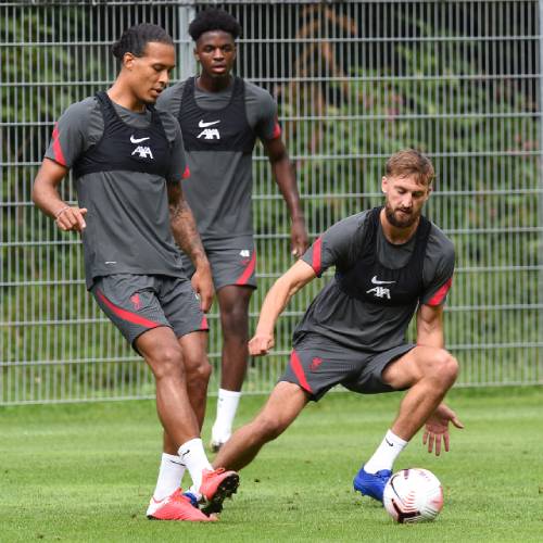 Virgil van Dijk passing ball