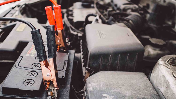 Charging your car battery with a trickle charger